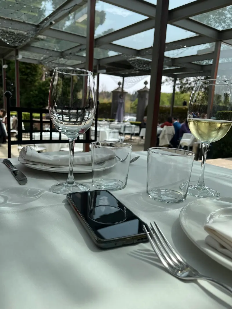 Mesa montada en la terraza acristalada