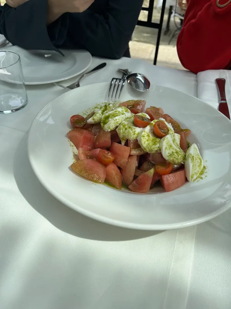 Ensalada de tomate con queso fresco y aceite de albahaca