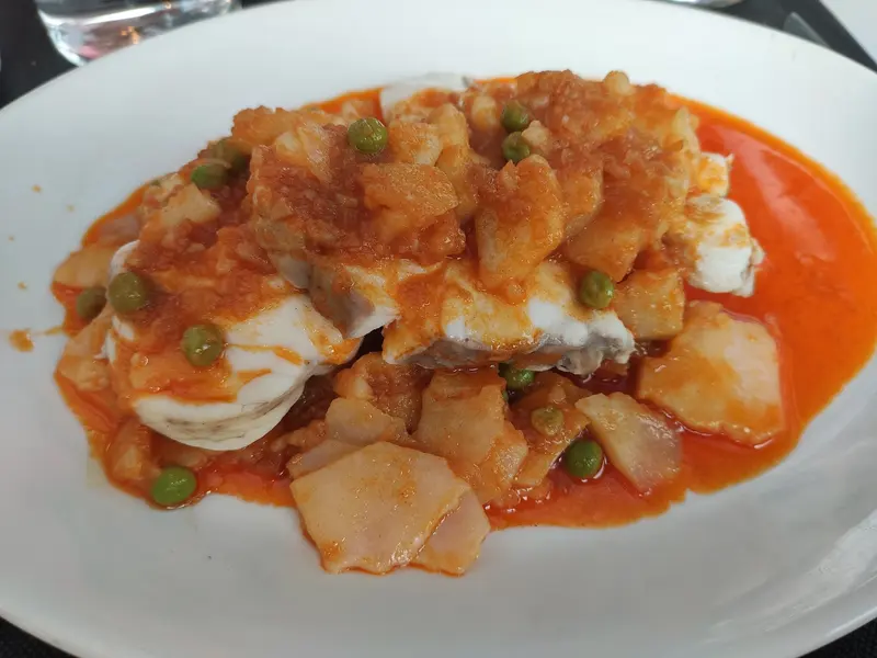 Bacalao con tomate y guisantes